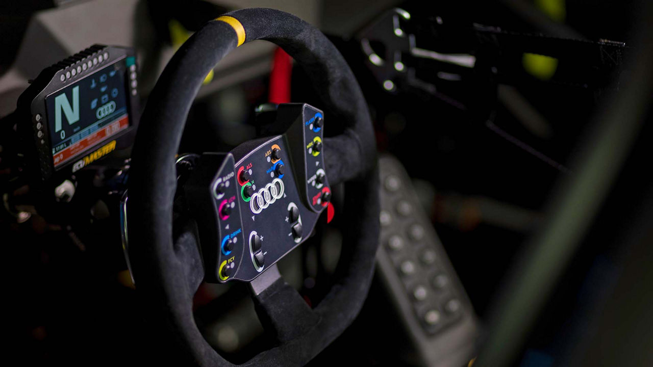 Das Foto zeigt den Innenraum des Audi RS 3 LMS-Rennwagens.