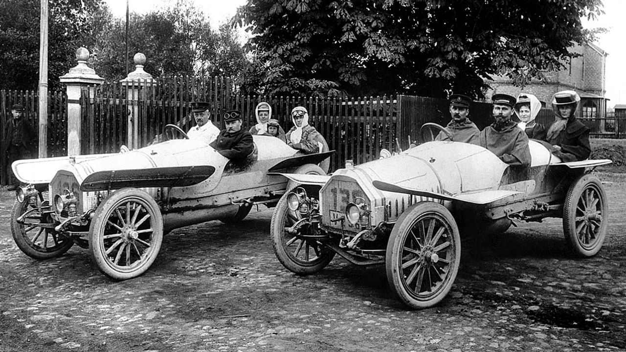 Das Foto zeigt zwei Horch-Rennwagen Seite an Seite.