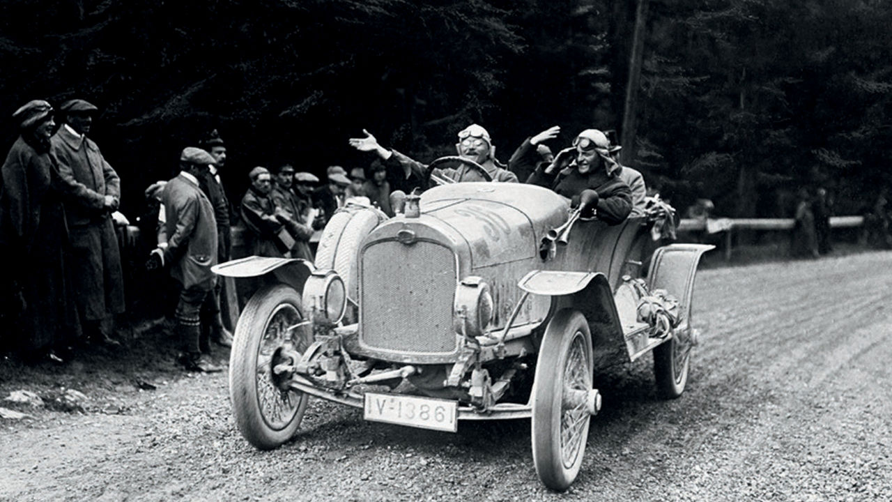 Das Foto zeigt einen Audi Rennwagen auf der Strecke.