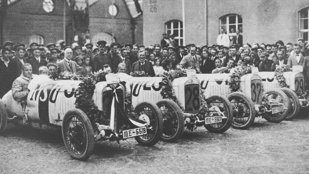 Das Foto zeigt vier NSU-Rennwagen Seite an Seite.