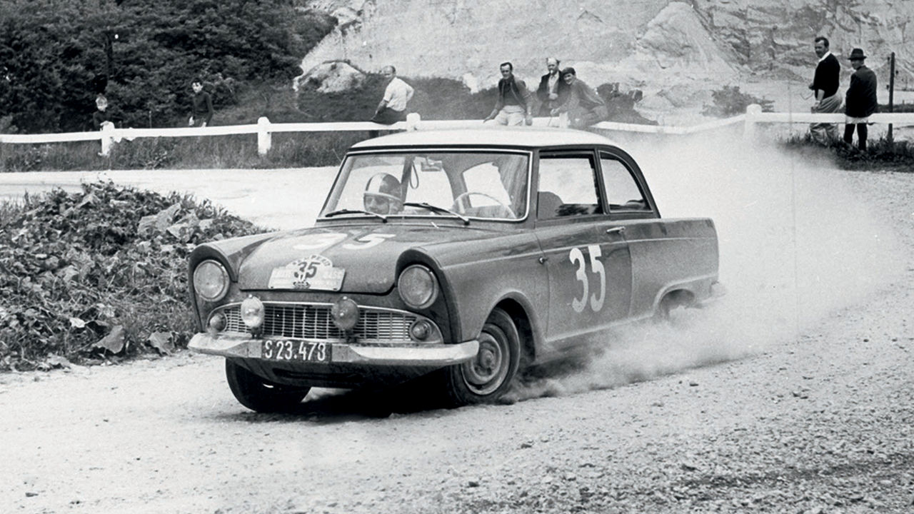 Das Foto zeigt ein DKW-Rallyeauto auf Schotter.