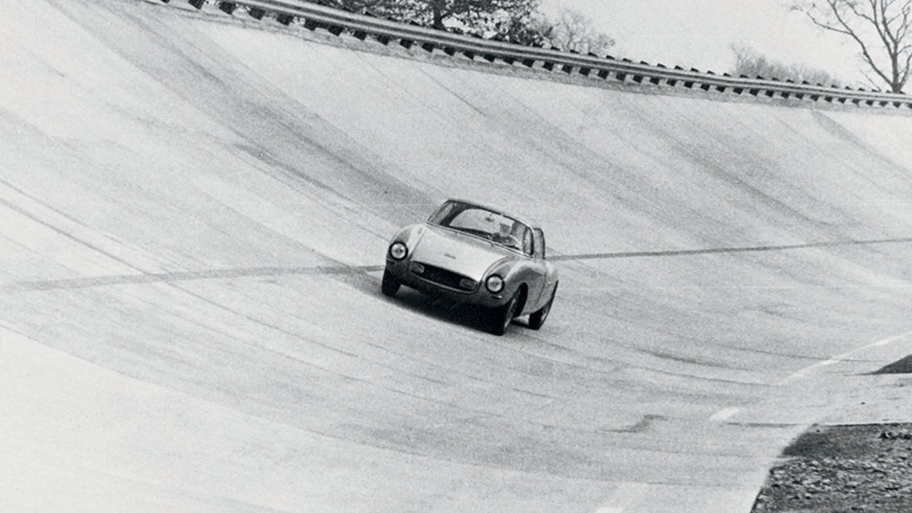 Das Foto zeigt einen DKW Monza auf der Strecke.