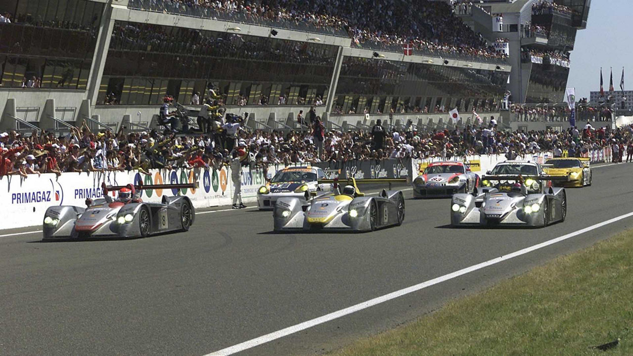 Foto der drei Audi R8-Rennwagen beim Zieleinlauf in Le Mans im Jahr 2000.