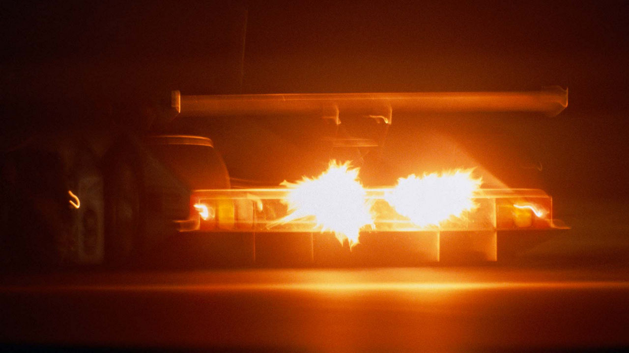 Das Foto zeigt spektakuläre Flammen aus dem Auspuff am Heck des Audi R8C in Le Mans 1999.