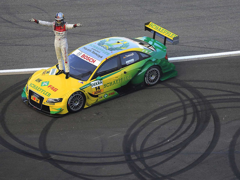 Martin Tomczyk auf der Motorhaube des Audi A4 DTM