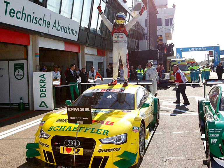 Mike Rockenfeller auf dem Dach des Audi RS 5 DTM