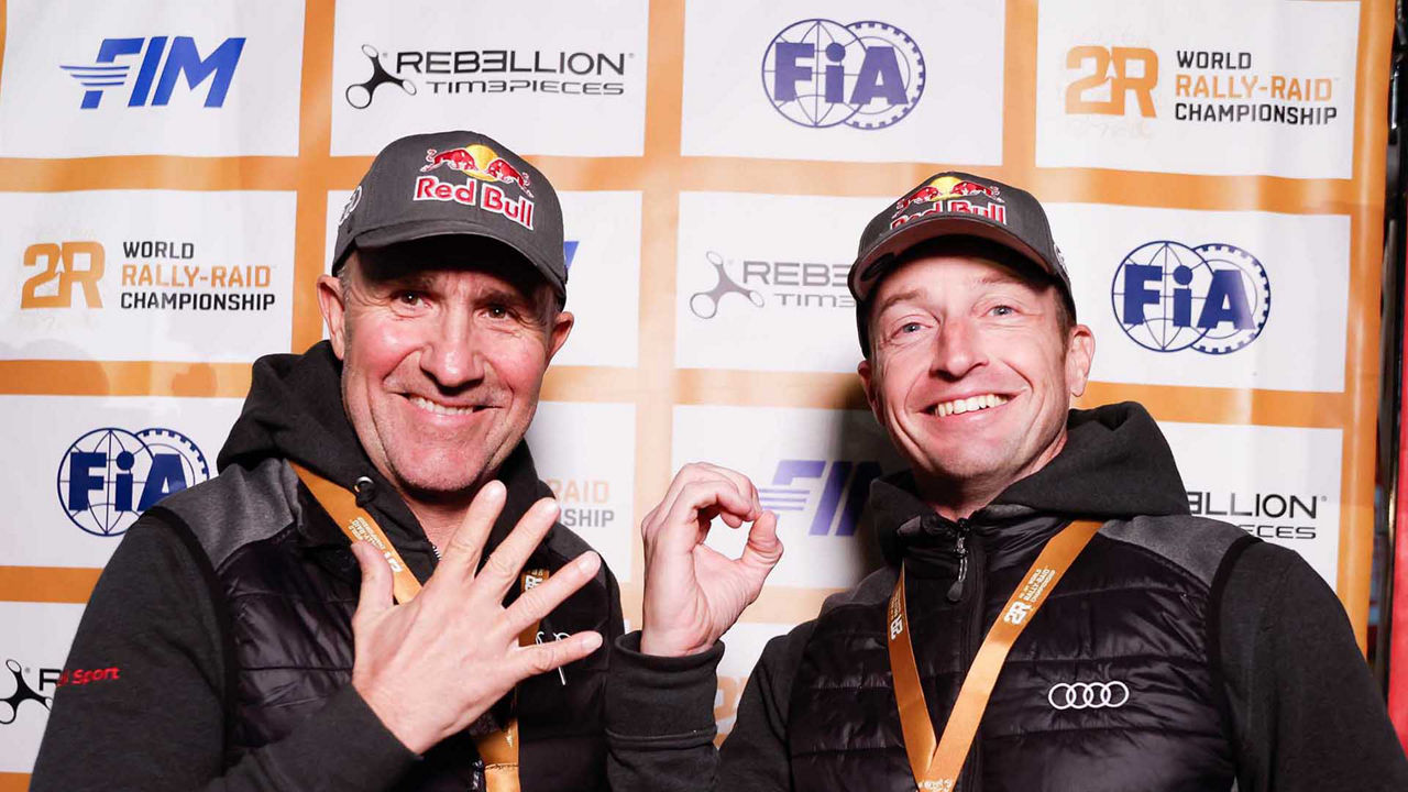 A picture showing Stéphane Peterhansel and Edouard Boulanger.