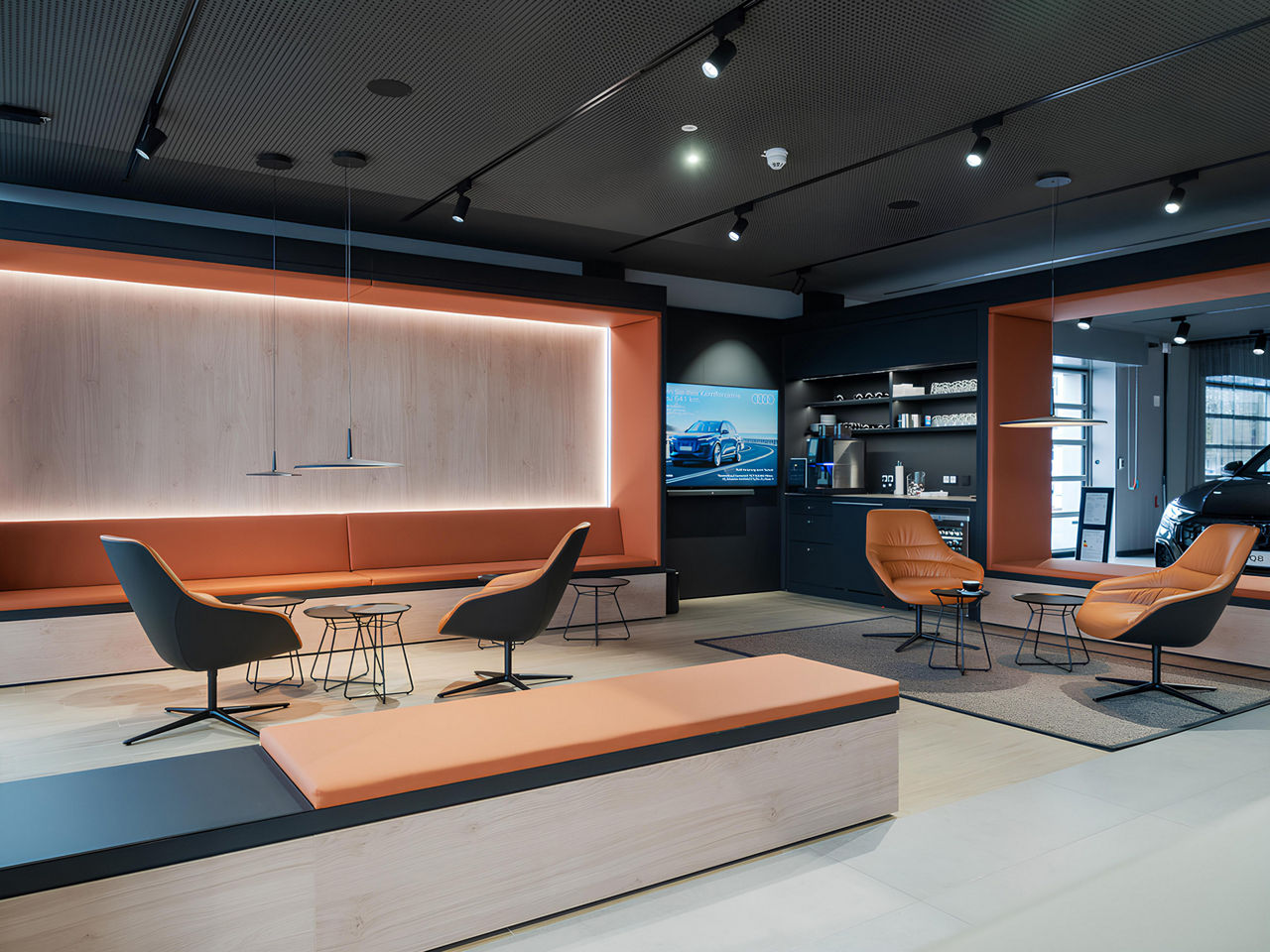 Eine Lounge mit LED-Beleuchtung und hellbraunen Ledersesseln