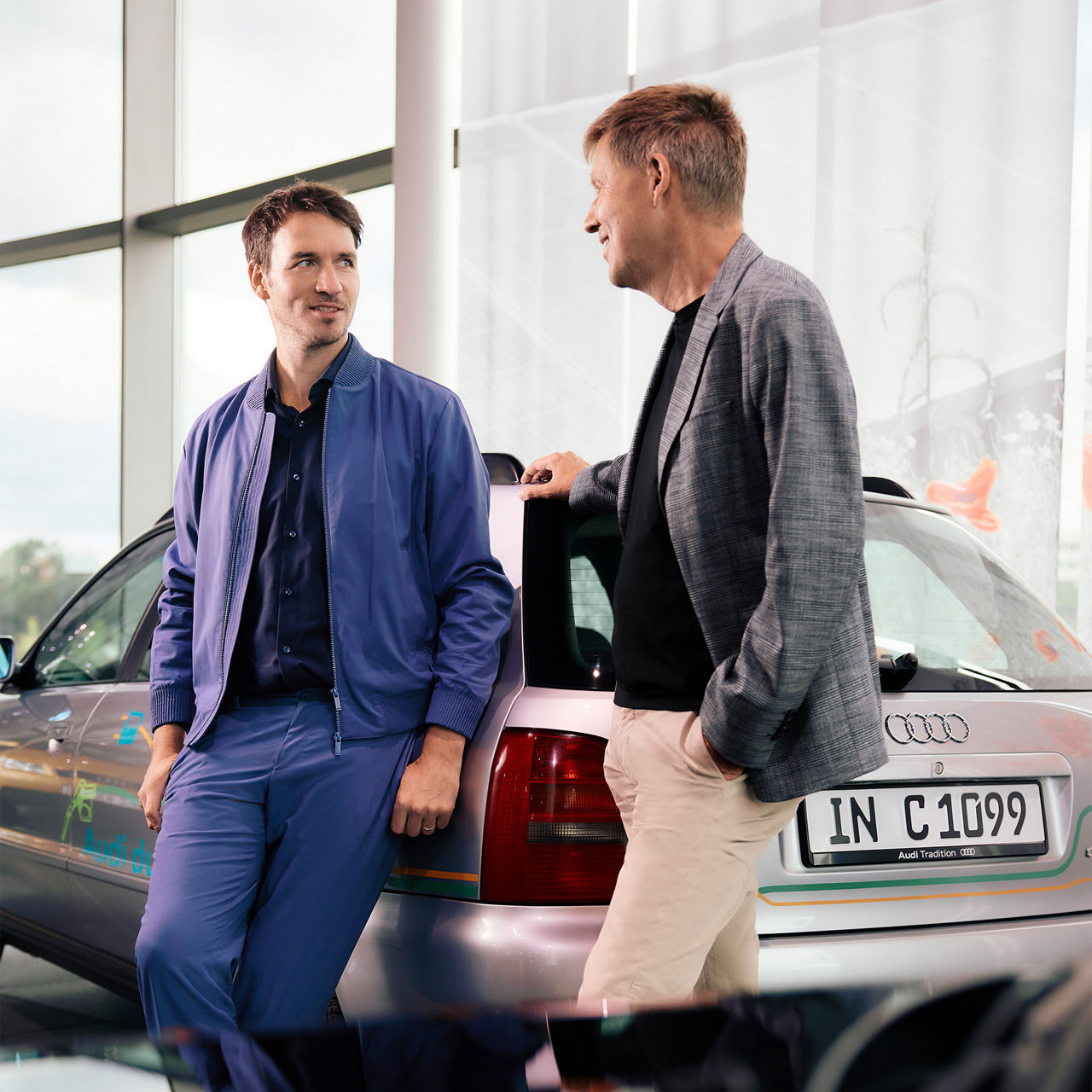 Felix Neureuther and Rüdiger Recknagel stand in front of a vehicle and talk