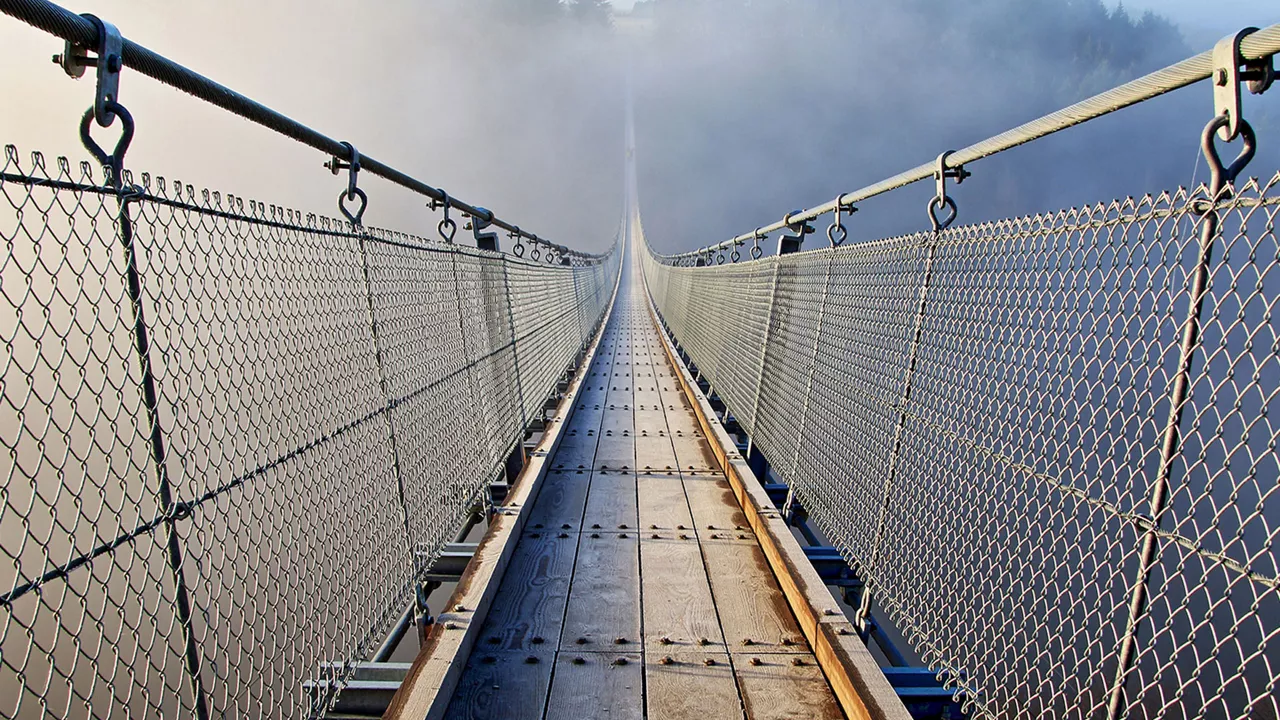 Hängebrücke im Nebel