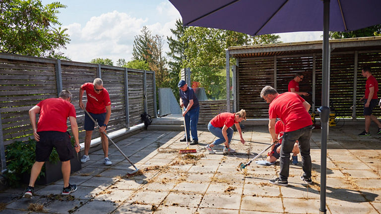 Doing good together: Audi employees renovated the roof terrace of Lebenshilfe in Ingolstadt during the Audi Social Day.