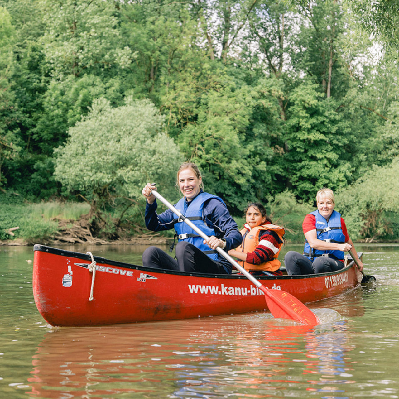 Paddling together with young people from the JuLe Neckarsulm on the river Kocher: Audi employee Sabine Steinacker (right) and team.