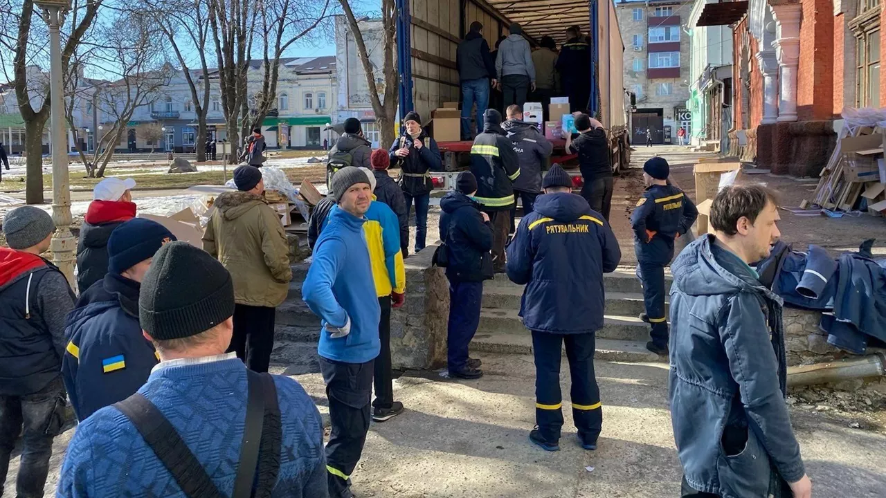 The aid organisations UNHCR and ONCHA deliver essential goods to north-eastern Ukraine.
