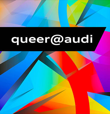 queer@audi Logo auf buntem Grund