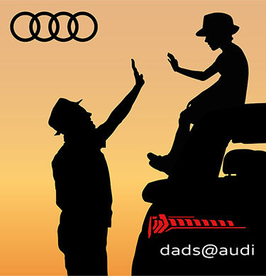 Die Silhouette von einem Vater, der seinem Sohn, der auf einem Auto sitzt, ein High-Five gibt