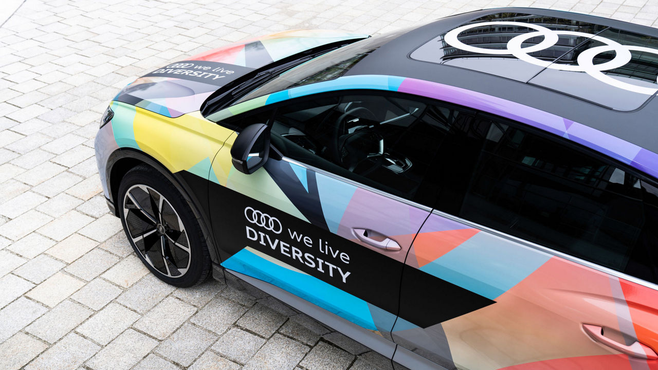 Buntes Audi Modell mit We Live Diversity Aufschrift