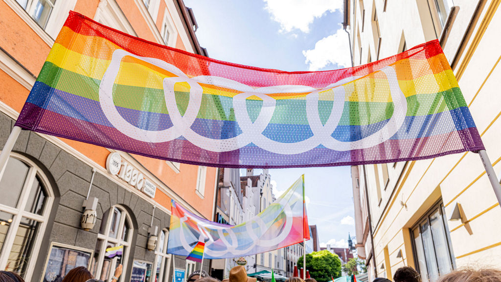 Die Pride Flagge mit dem Audi Logo