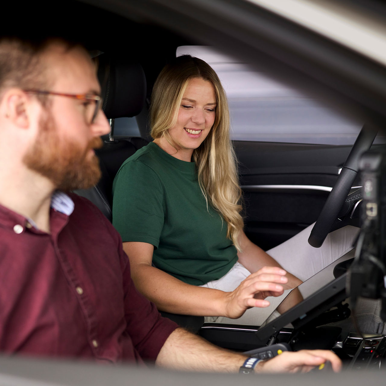 Lissi Lanz beim Testen von Funktionen der Frontkamera im Team