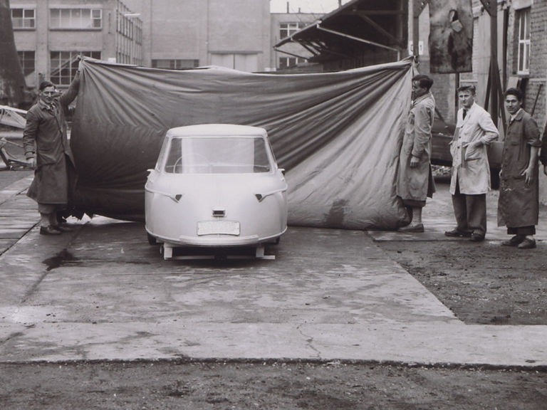Das dreirädrige Rollermobil „Max-Kabine“ steht in einer Werkstatt
