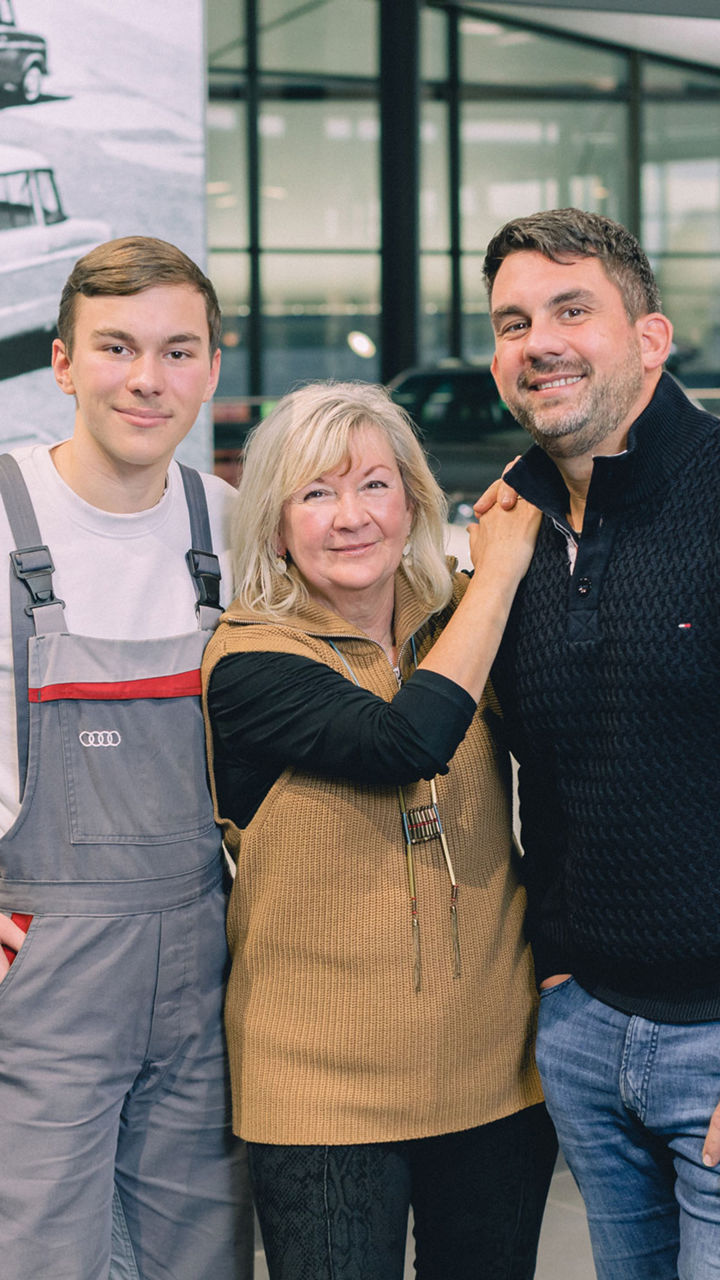 Julian Sparr, Sybille Daske and Martin Schneider stand next to each other and look into the camera