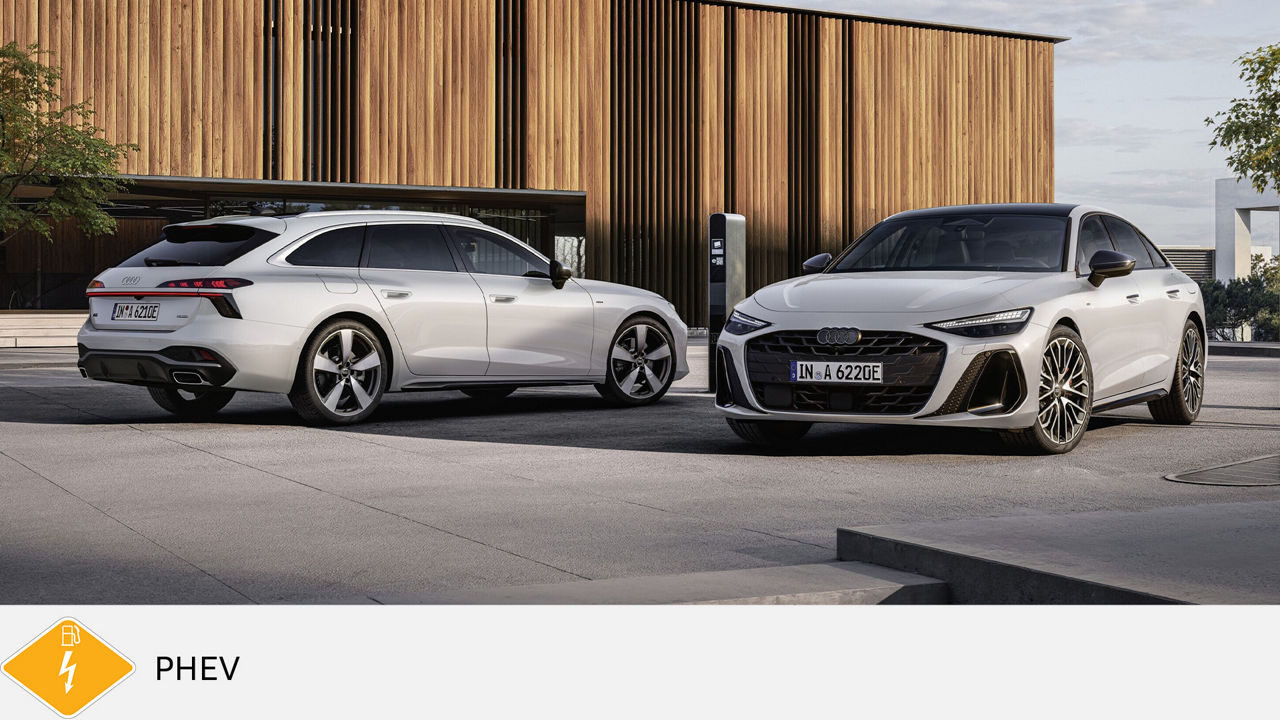 Zwei weiße Audi A6 Plug-in-Hybride vor moderner Holzfassade, PHEV-Symbol unten links.