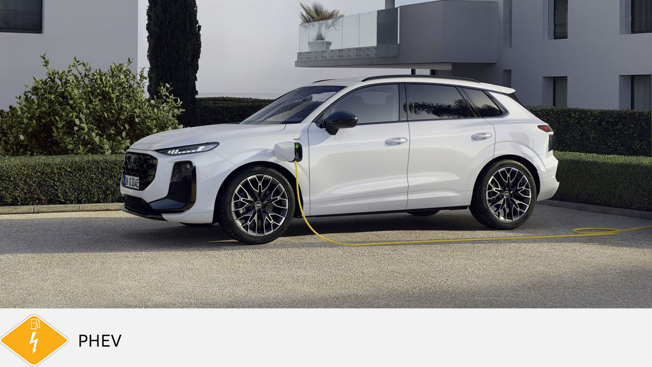Weißer Audi Q3 Plug-in-Hybrid in seitlicher Ansicht lädt mit gelbem Kabel vor modernem Gebäude bei Tageslicht. Unten gelbes PHEV-Symbol mit Zapfsäule.