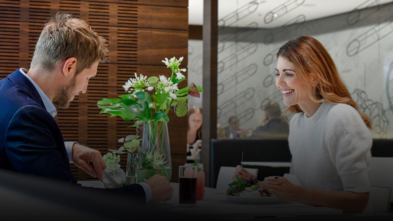 Zwei Personen sitzen gemeinsam an einem Tisch im Restaurant