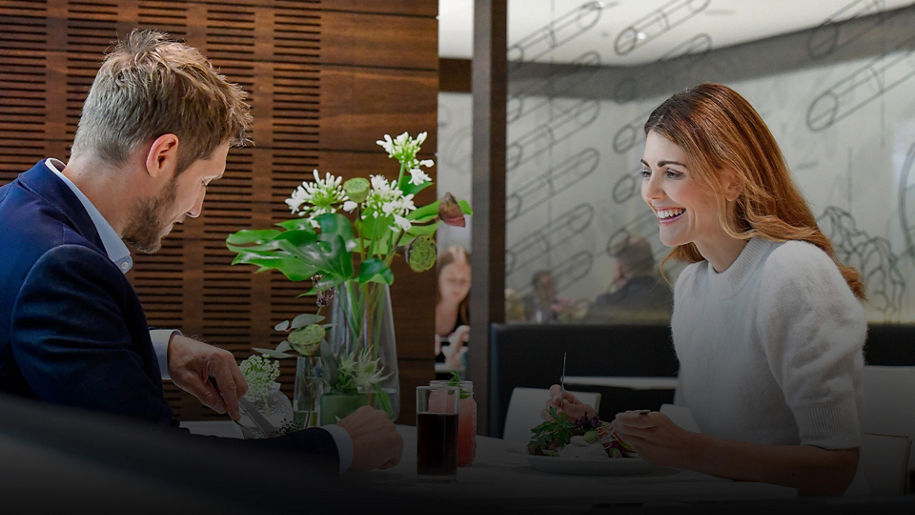 Ein Mann und eine Frau sitzen gemeinsam an einem Tisch und essen.