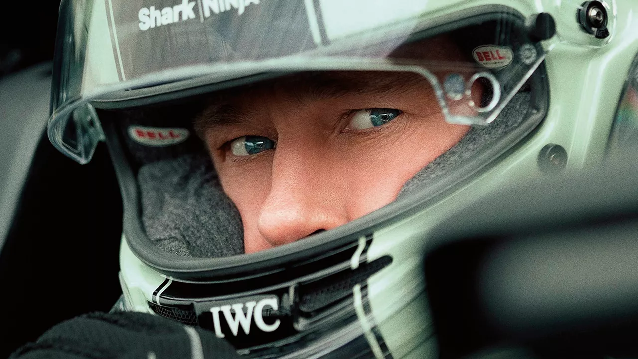 Formel 1 Rennfaher Sonny Hayes sitzt mit Helm in seinem Rennwagen.