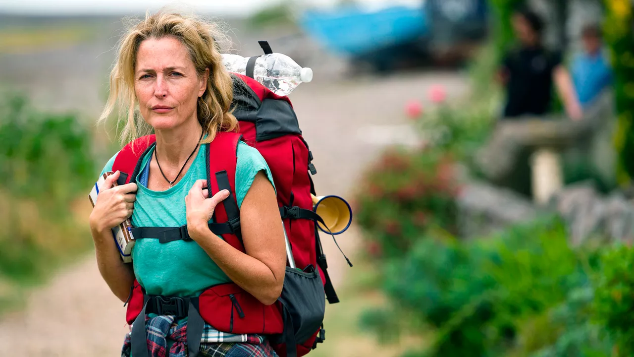 Eine Frau mit Rucksack unterwegs in der Natur.