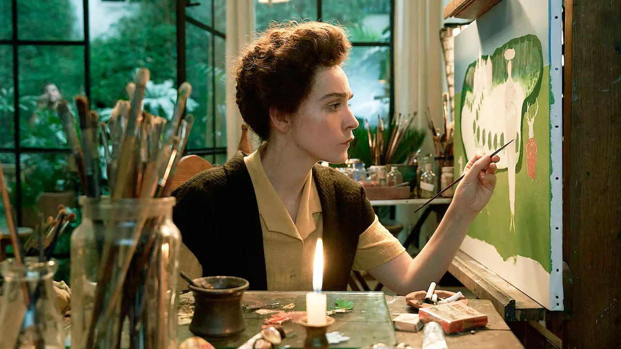 Die Künstlerin Leonora Carrington malt in ihrem Atelier ein Bild.
