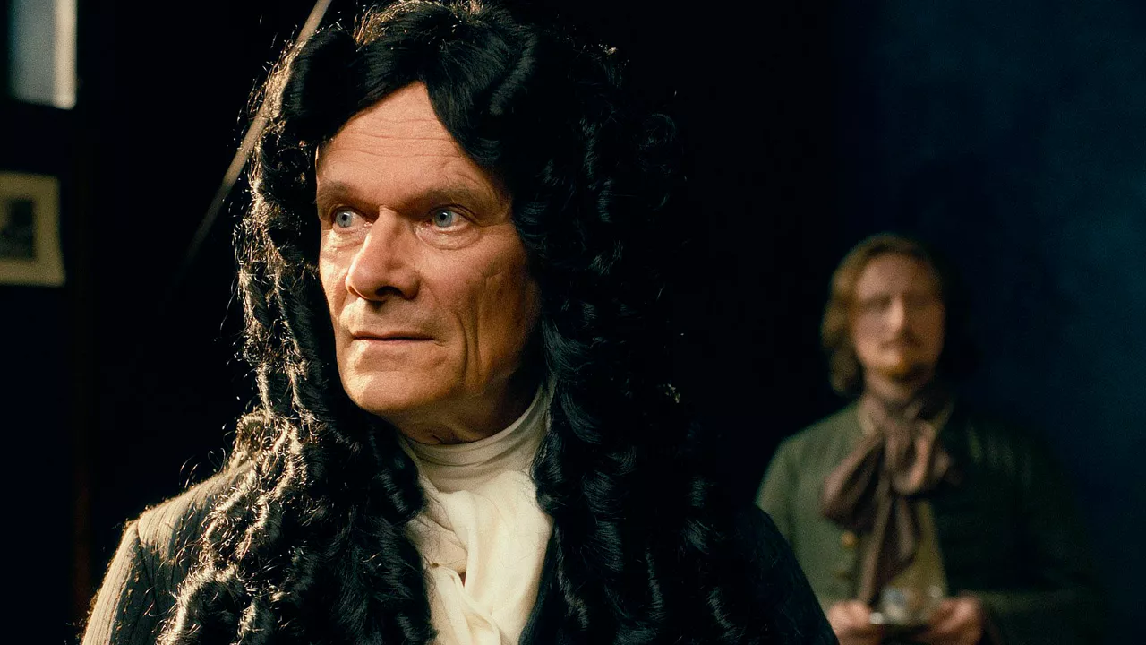 Gottfried Wilhelm Leibniz bereitet sich auf eine Porträtsitzung vor.