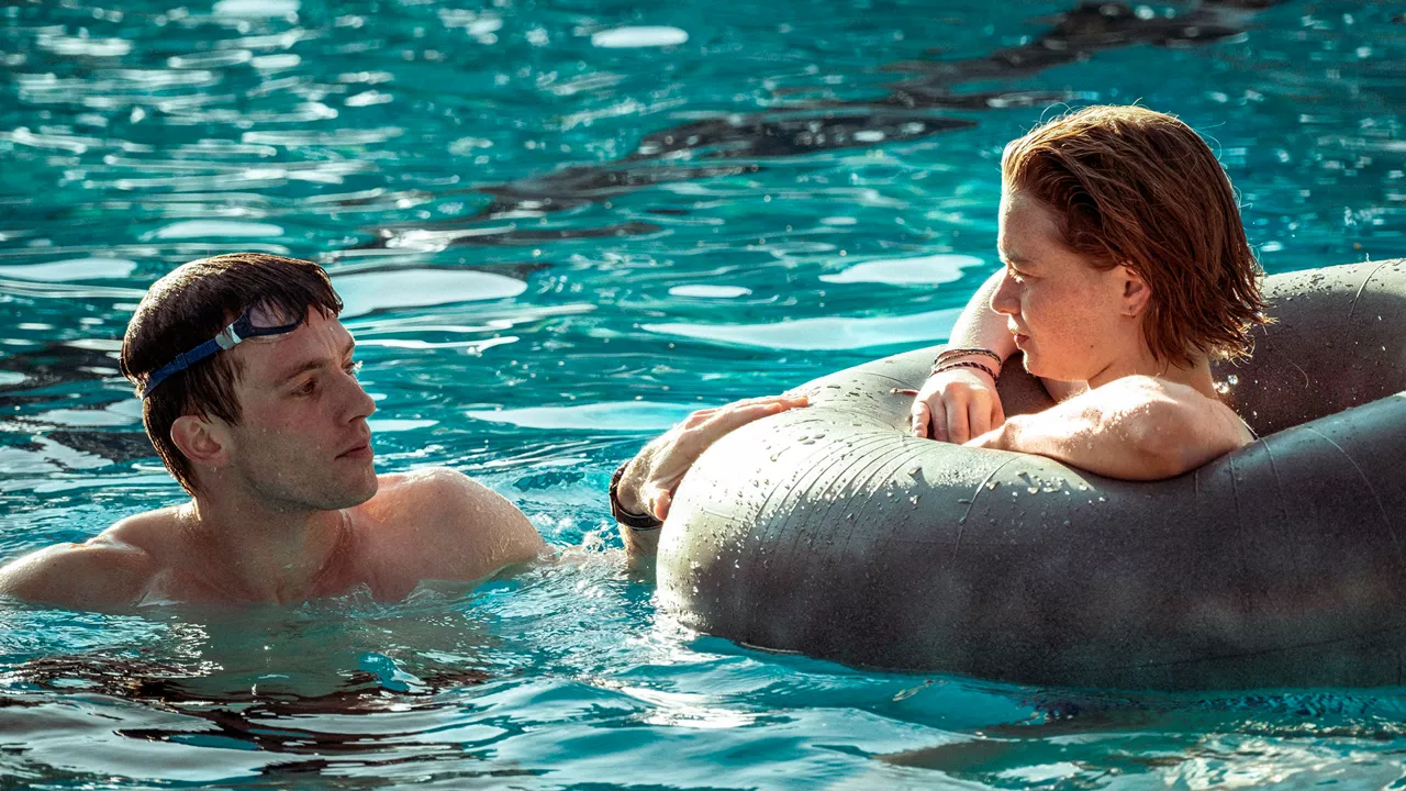 Tilda steckt in einem großen Schwimmreifen und trifft im Wasser auf Victor. 