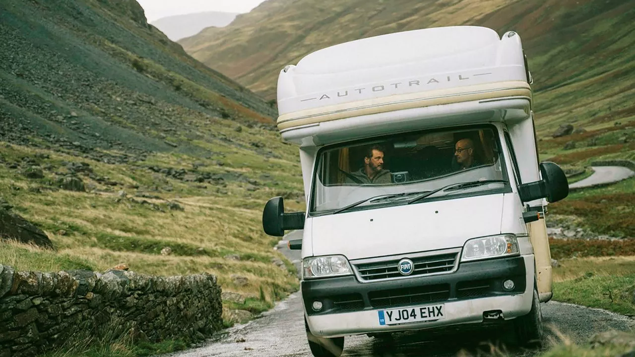Sam und Tusker unterwegs in ihrem alten Wohnmobil.