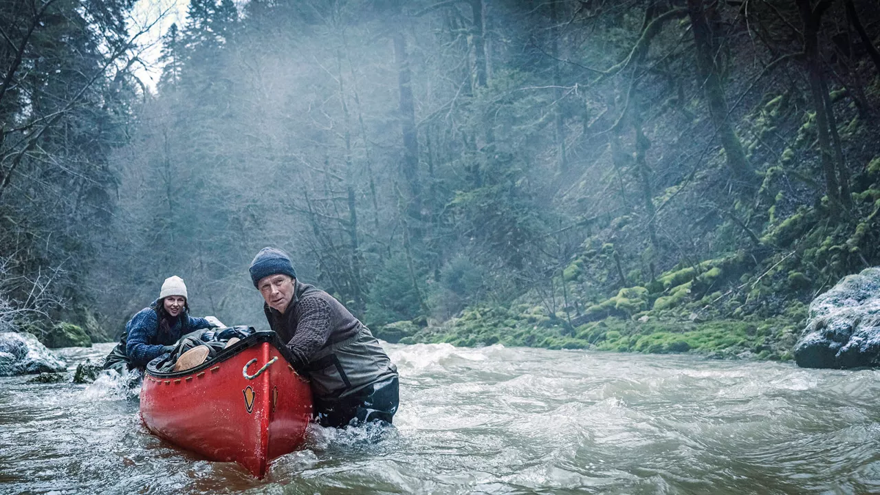 Michael und seine Frau ziehen ihr Boot durch ein wildes Wasser.