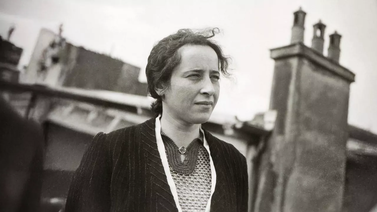 Ein altes Foto von Hannah Arendt vermutlich auf dem Gelände eines KZ.