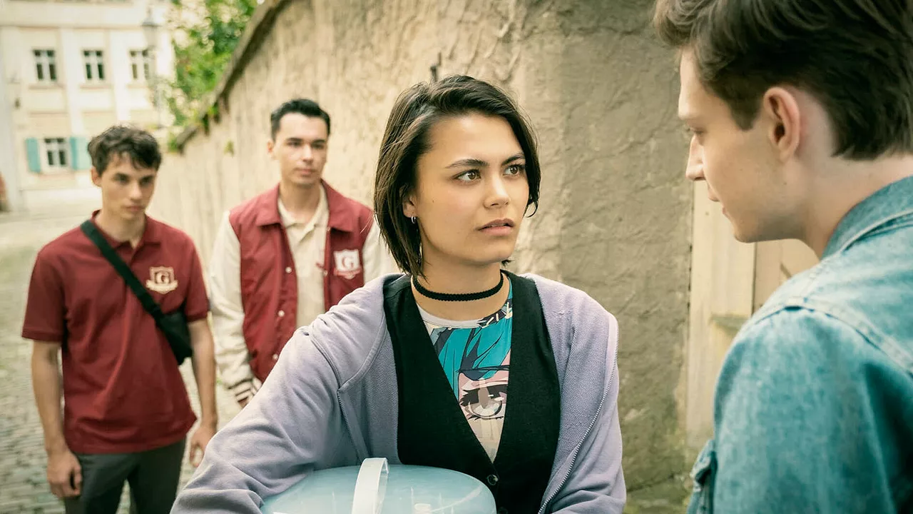 Miriam im Gespräch mit Mitschülern.