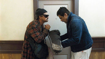 Bob Ferguson diskutiert mit einem Weggefährten aus früherer Zeit im Untergrund.