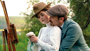 Gabriele Münter steht mit ihrer großen Liebe Wassily Kandinsky an einer Staffelei draussen in der Natur.