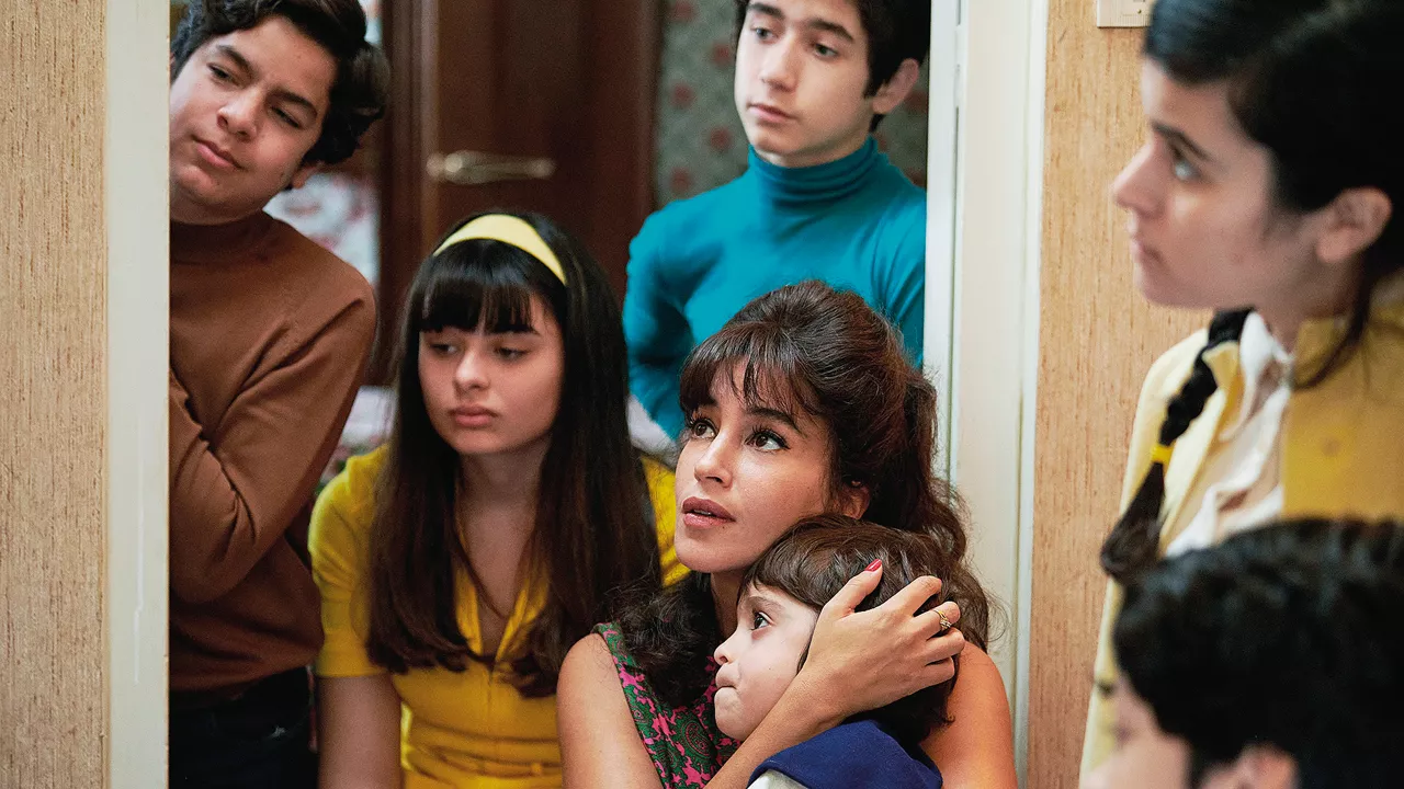 Esther Perez mit ihren 6 Kindern an der Haustür.