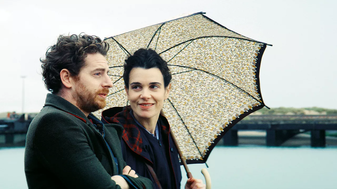 Agathe mit Regenschirm bei einem Spaziergang mit einem jungen Mann.