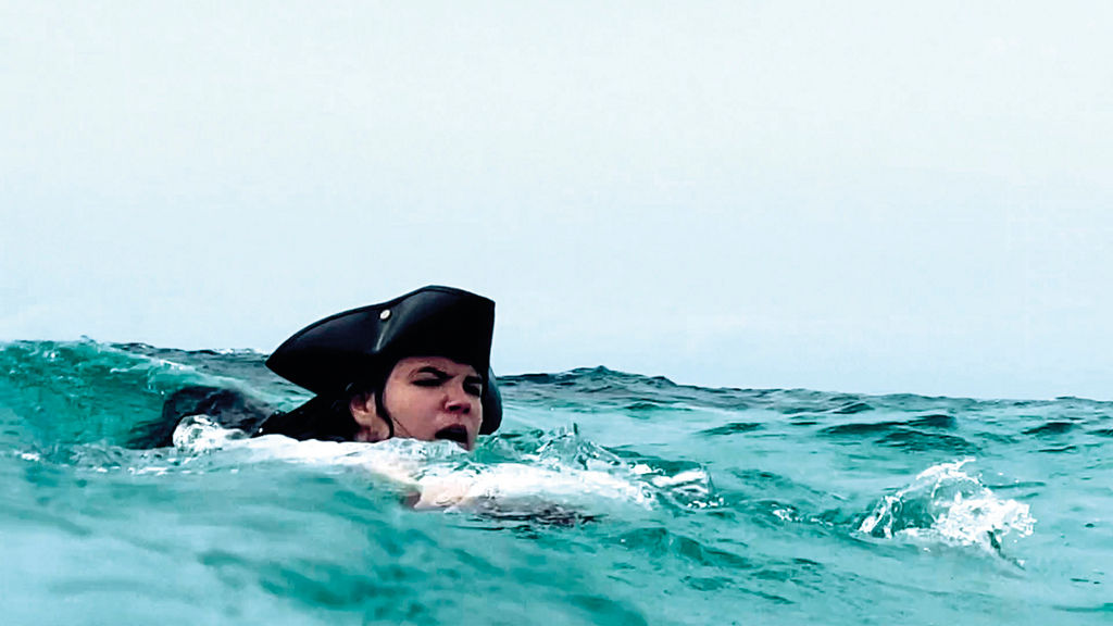 Eine Piratin schwimmt im Wasser.