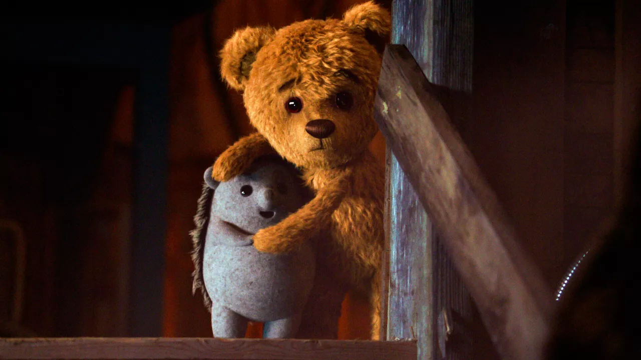 Der putzige Bär Teddy und Plüschigel Bolla verstecken sich in einem Stall.