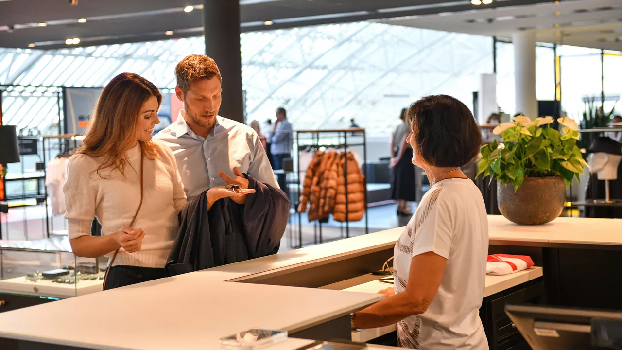 Zwei Personen kaufen im Audi Shop ein