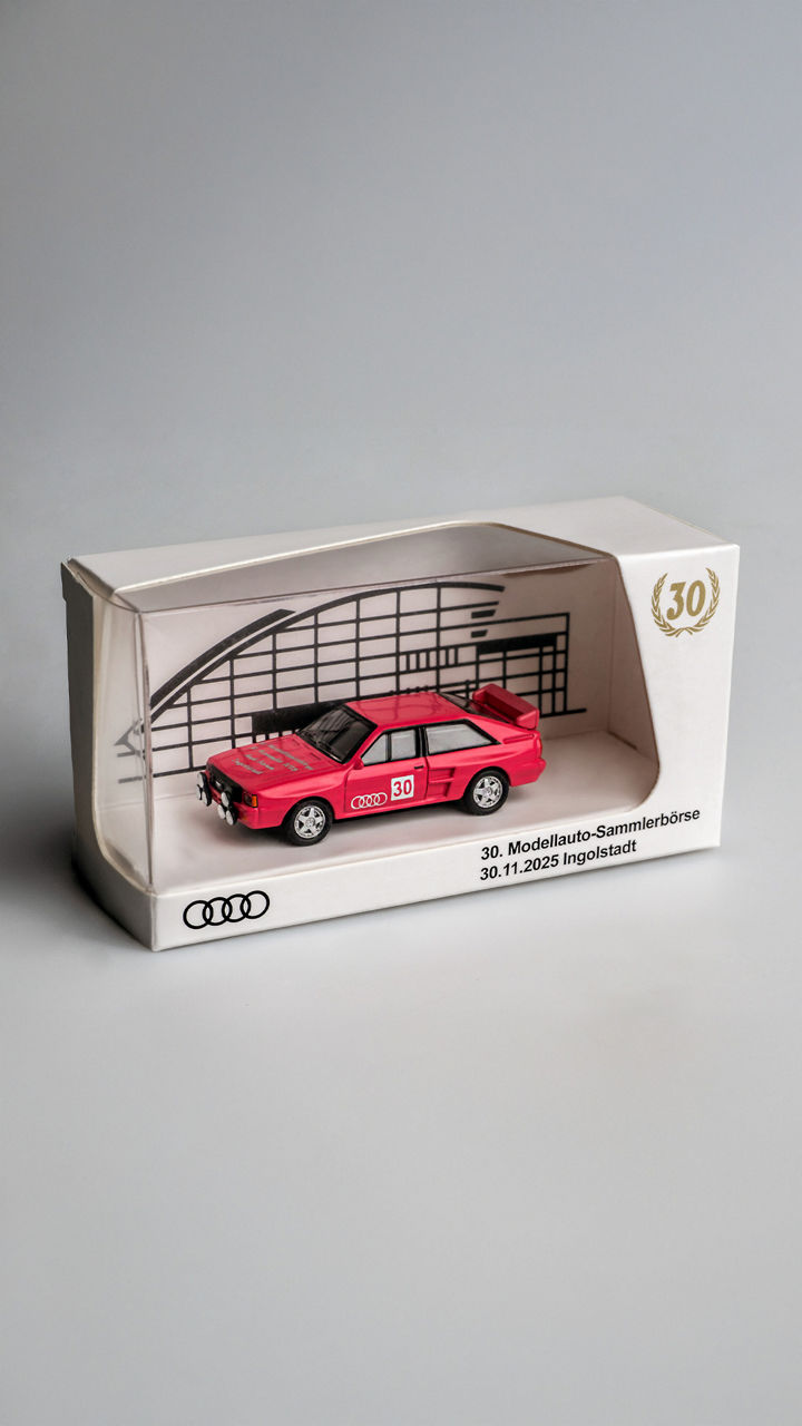 Rotes Audi-Modellauto in Verpackung mit Aufdruck „30. Modellauto-Sammlerbörse, 30.11.2025 Ingolstadt“.