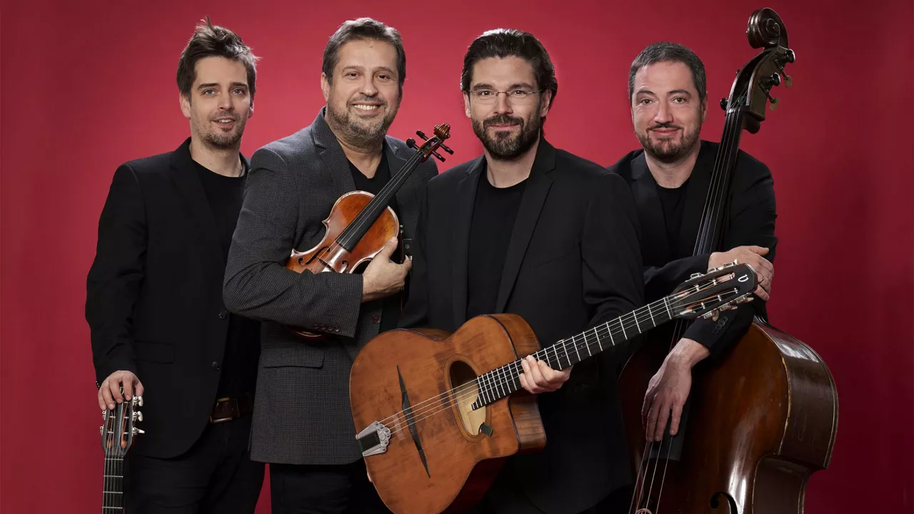 Vier Musiker mit Geige, Gitarren und Kontrabass posieren vor rotem Hintergrund.