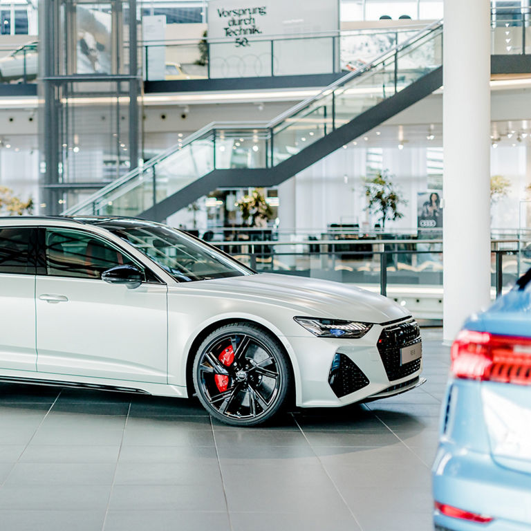 Weißer Audi RS6 im Ausstellungsraum