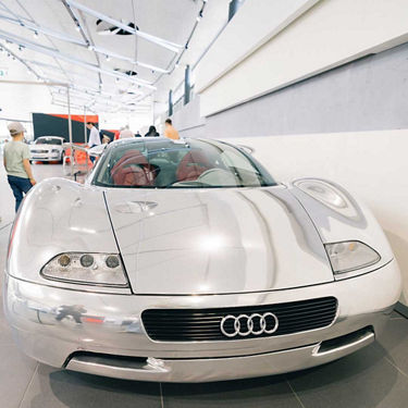 Auf Hochglanz polierte Audi R8 mit roten Ledersitzen in der Sonderausstellung 20 Jahre Audi Forum Neckarsulm , frontal fotografiert im Audi Forum.