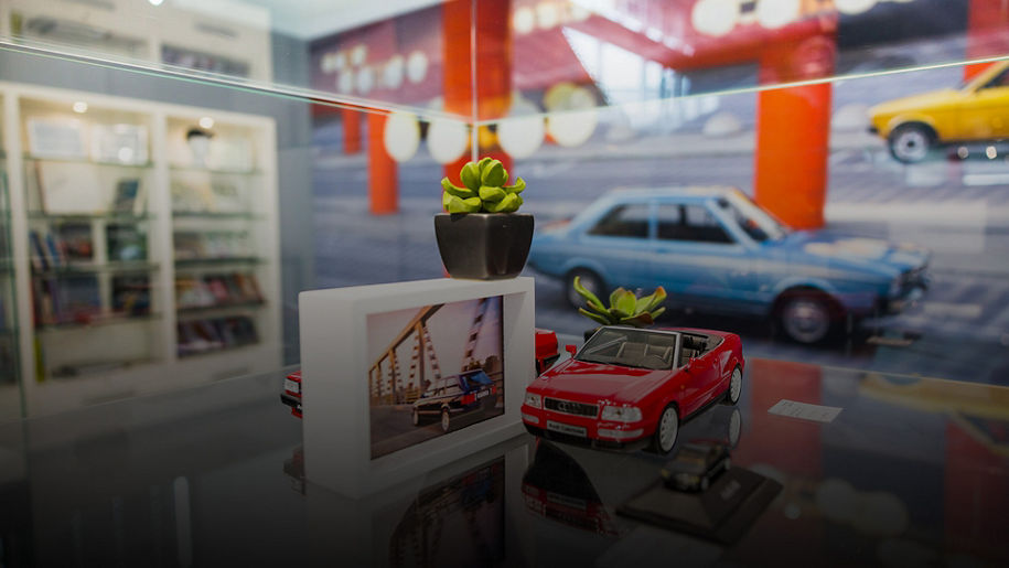 Kleine Ausstellungsstücke im Audi Forum Neckarsulm Traditionsshop
