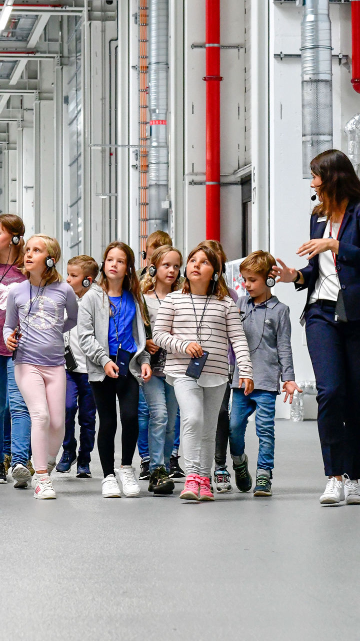 Kinder bei einer Gruppenführung durch das Audi Werk in Ingolstadt.